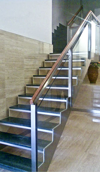 Ejemplo de escalera recta fabricada en Soldaduras Pamplona